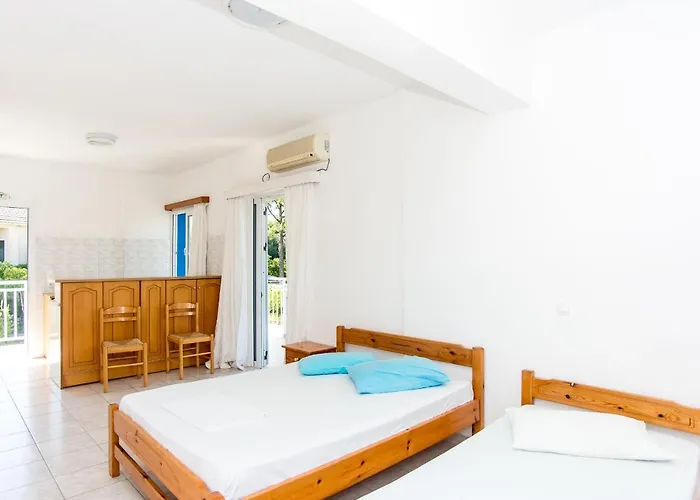 Blue White Apartments - Kefallonia Poolside Retreats