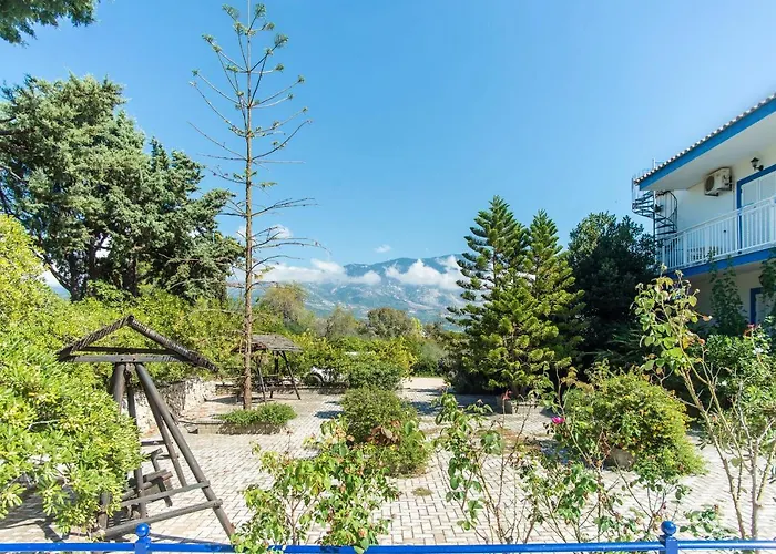 Blue White Apartments - Kefallonia Poolside Retreats